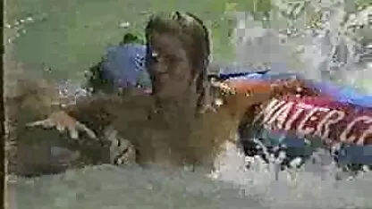 చనుమొన స్లైడ్ వీడియో-వాటర్ పార్క్ 2 అందమైన మహిళలు శృంగార