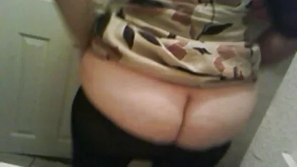 తల్లి. అమ్మాయిలు నగ్నంగా ఉన్నారు