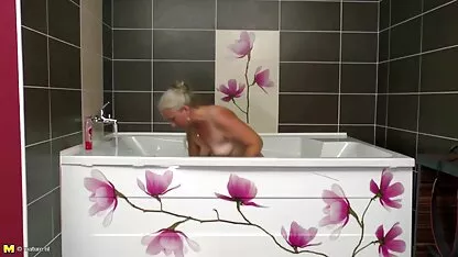 బాత్రూమ్ సెక్స్ వీడియోలలో హాట్ లేడీ బాయ్స్