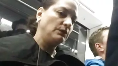 స్త్రీలు ఉబ్బెత్తును ఇష్టపడతారు. అతను ఫకింగ్ కోసం పాత చూడటం ఆపలేడు