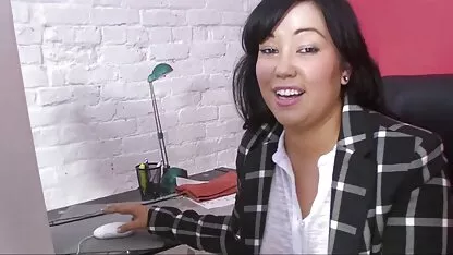 కఠినమైన పుస్సీ ఫక్‌లో పనిచేసే ఫ్యాట్ ఆసియా అమ్మాయి