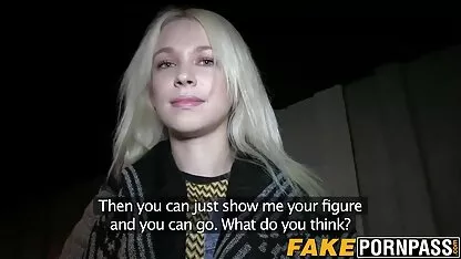 బహిరంగంగా అందమైన రష్యన్ అమ్మాయి.