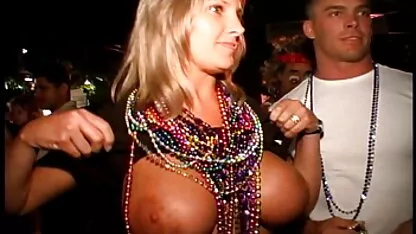 మీ శరీరాన్ని చూపించడానికి పార్టీ గాలి ప్రవాహాన్ని g హించుకోండి. మిల్ఫ్ తో అనల్ సెక్స్