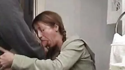 హాట్ లేడీ బిగ్ డిక్ పీలుస్తుంది మరియు ఆన్‌లైన్ సెక్స్ కామ్‌ను మింగివేస్తుంది