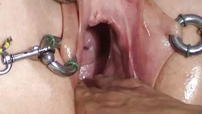 ఆమె చేతులతో కష్టపడుతోంది, ఆమె పుస్సీ వ్రేలాడుదీసింది. పెద్దలకు