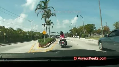 బైక్ లంగా ధరించిన అమ్మాయి, ప్యాంటీ లేదు? సెక్స్ hs