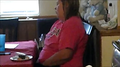 అమ్మమ్మ పుస్సీని ఉద్వేగానికి గుచ్చుకుంటుంది