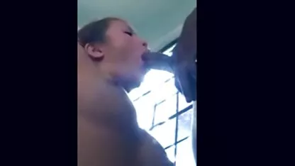 అధిక గోధుమ గట్టి పుస్సీ యొక్క మోకాలు హస్టిల్ మరియు బస్ట్