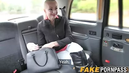 టాక్సీ సెక్స్ బ్యూటీ మిల్ఫ్ యొక్క డ్రైవర్ సీట్లో చిక్కుకున్న అమ్మాయి