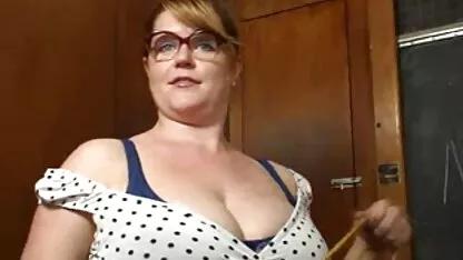 పెద్ద రొమ్ములతో ఉన్న ఉపాధ్యాయుడు దీన్ని కోరుకుంటాడు. యానిమేటెడ్ ఎరోటికా