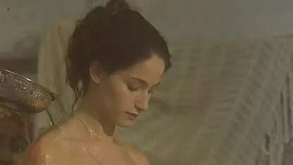 మేరీ గిల్లెన్ - మరియు బైక్ మీద పిల్లిని అందిస్తుంది