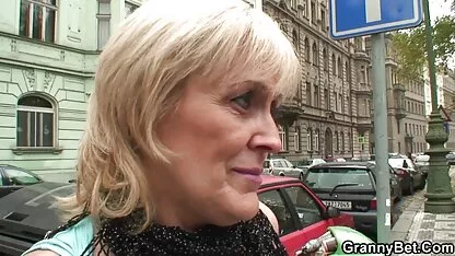 ఆమె 60 సంవత్సరాల వయస్సు గల ఉచిత సెక్స్ యొక్క చిన్న వీడియో