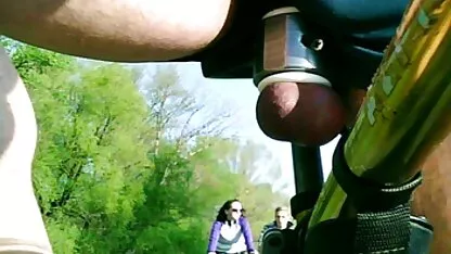 మోటారుసైకిల్‌పై రెండు పిల్లులు. సెక్స్ పార్టీ te త్సాహికులు