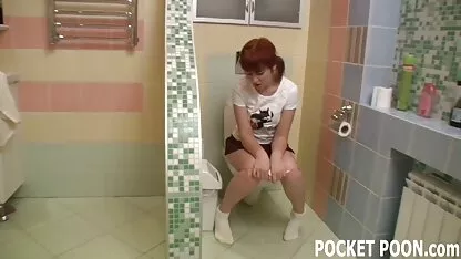 టీనేజ్ గాడిద తన రూమ్మేట్తో వీడియోలో సెక్స్ చేస్తున్నట్లు పట్టుబడింది