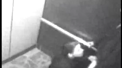 దాచిన కామ్‌లో సెక్యూరిటీ కామ్-లిఫ్ట్ సెక్స్ వీడియో