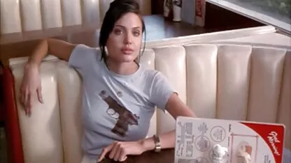 గని పెద్ద చిట్కాలు అందగత్తె నల్లటి జుట్టు గల స్త్రీని పెంచుకోండి