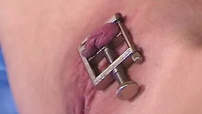 బాండ్ తన లాబియాతో ఇంట్లో ఒక మంచానికి కట్టబడి ఉన్నాడు. హోర్నీ మిల్ఫ్