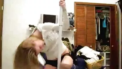 అమ్మాయి డ్యాన్స్ మరియు షేవింగ్ పుస్సీ మరియు టిట్స్