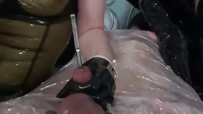 దుస్తులు మరియు సౌండ్ బ్లో జాబ్ ఉచిత వీడియో ఉన్న మహిళ