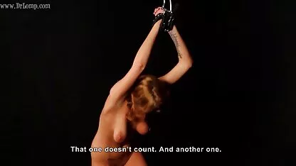 డాక్టర్ కఠినంగా శిక్షించబడ్డాడు, చాలా అందమైన పుస్సీతో కొట్టాడు